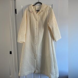 Vintage Barbizon Long Lounge Wear Robe Quilted Front Button Cream Puffy Sz Large
